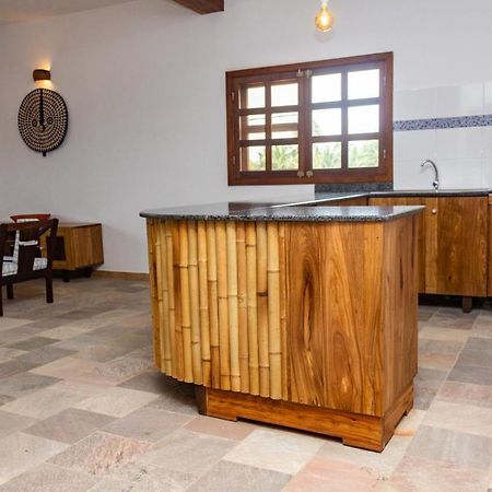 Hotel Otsunami Ломе Екстериор снимка