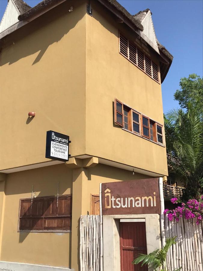 Hotel Otsunami Ломе Екстериор снимка