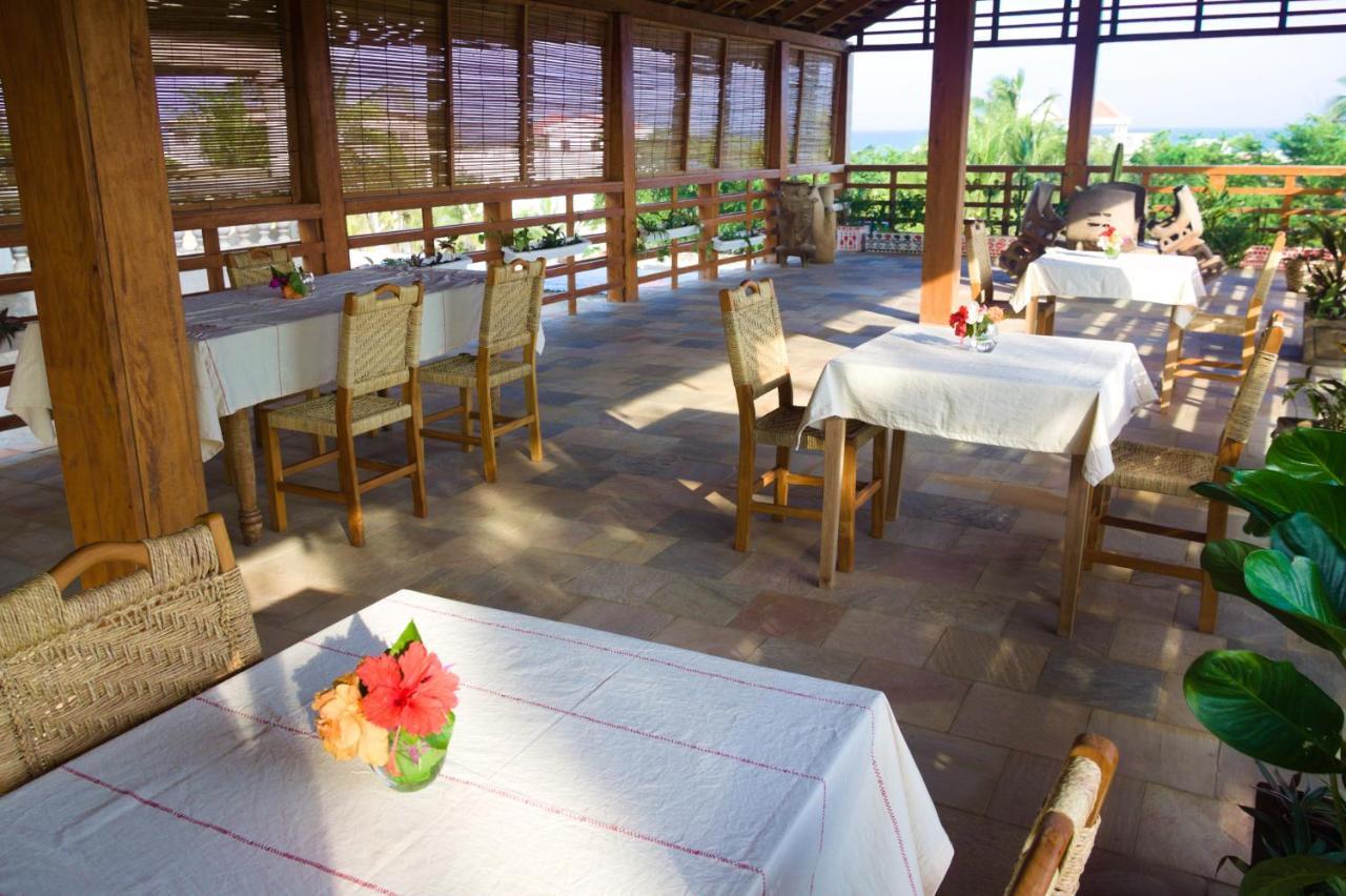 Hotel Otsunami Ломе Екстериор снимка