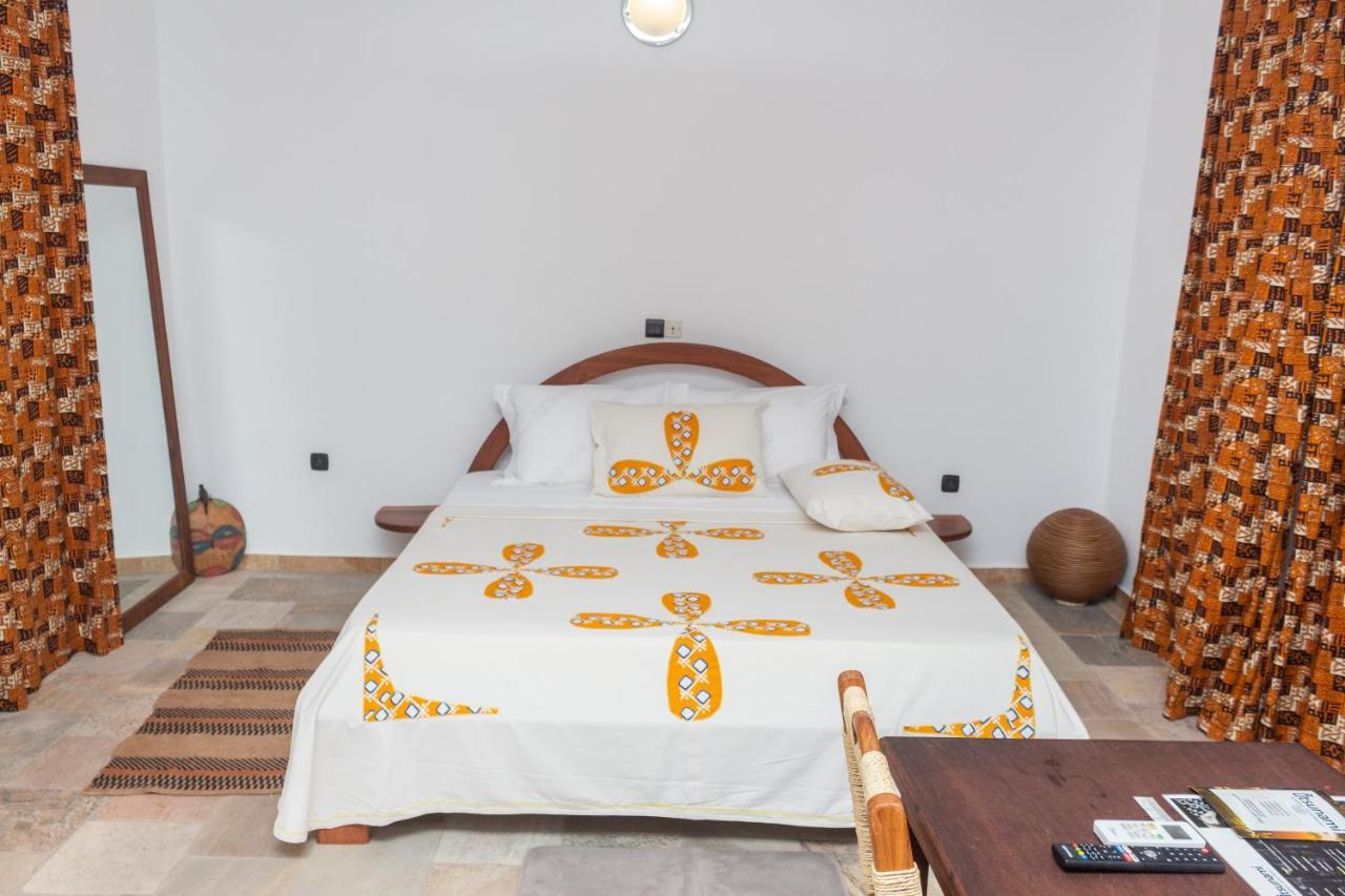 Hotel Otsunami Ломе Екстериор снимка