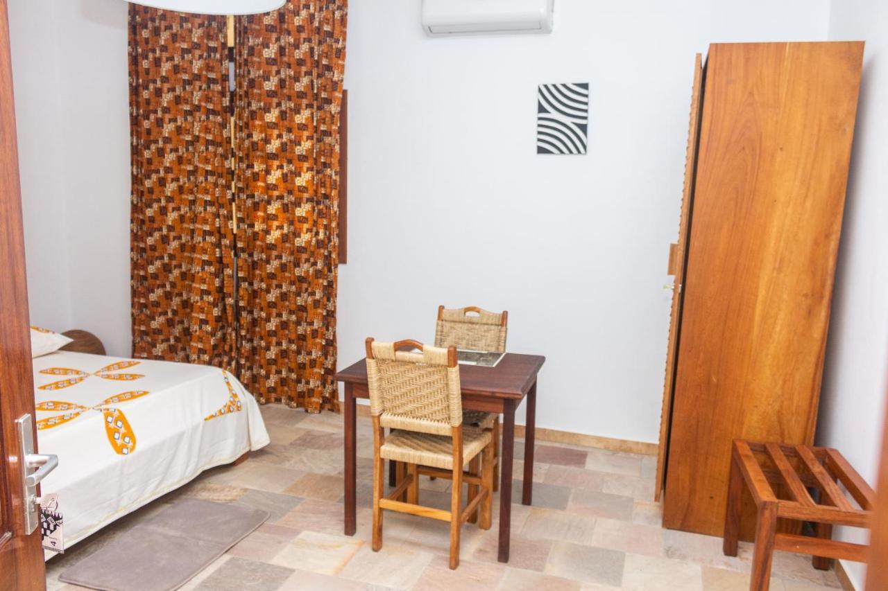 Hotel Otsunami Ломе Екстериор снимка