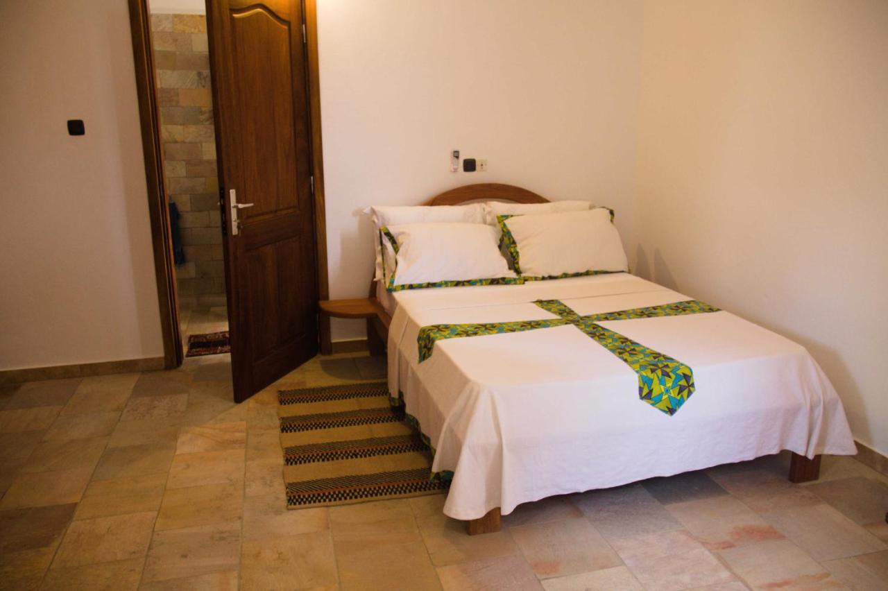 Hotel Otsunami Ломе Екстериор снимка