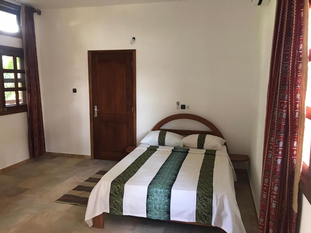 Hotel Otsunami Ломе Екстериор снимка